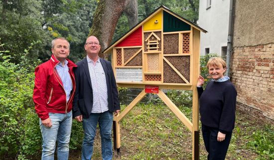 Marko Mühlbauer, Berthold Löckelt und Martina Birner vor dem neuen Insektenhotel. Foto: Sparkasse Vogtland