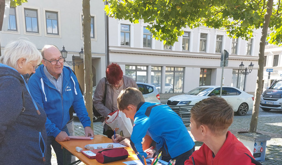 Der NABU-Regionalverband Elstertal auf dem Oelsnitzer Marktplatz. Foto: Jana Fritzsch