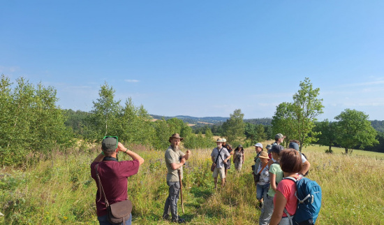 André Korndörfer Mitte. leidenschaftlicher Ornithologe vom NABU Vogtland, hatte viele Geschichten im Gepäck. Foto: Berthold Löckelt
